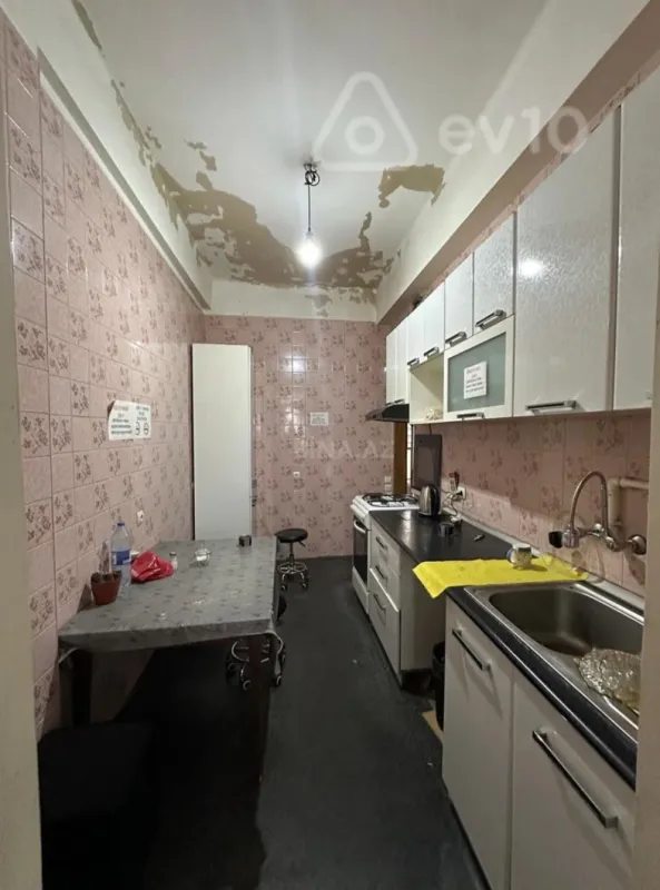 Kirayə verilir 2 otaqlı köhnə tikili 100 m²