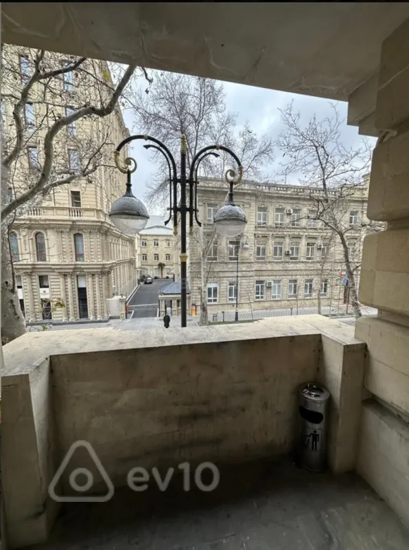 Kirayə verilir 2 otaqlı köhnə tikili 100 m²