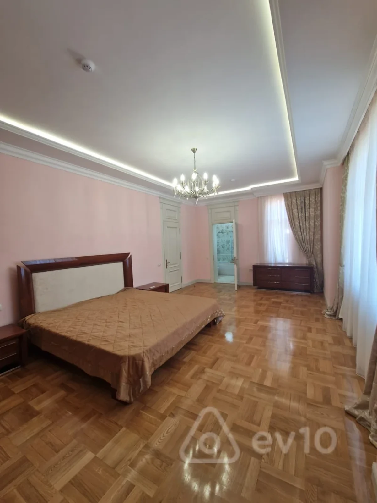 Kirayə verilir 6 otaqlı həyət evi 300 m²