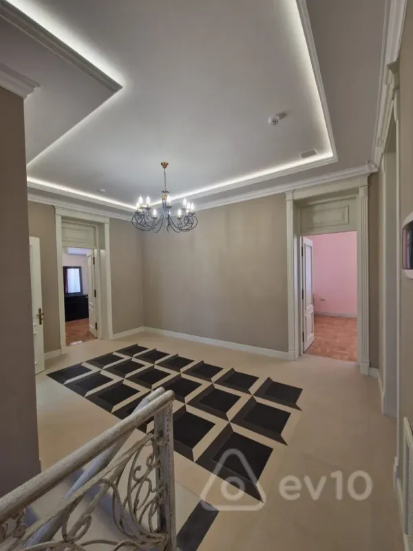Kirayə verilir 6 otaqlı həyət evi 300 m²