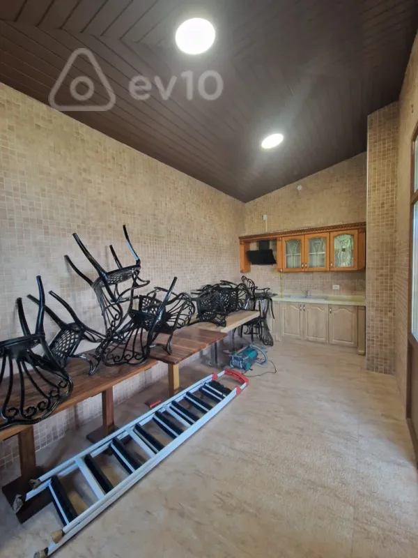 Kirayə verilir 6 otaqlı həyət evi 300 m²