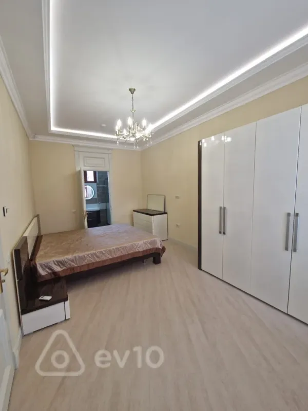 Kirayə verilir 6 otaqlı həyət evi 300 m²