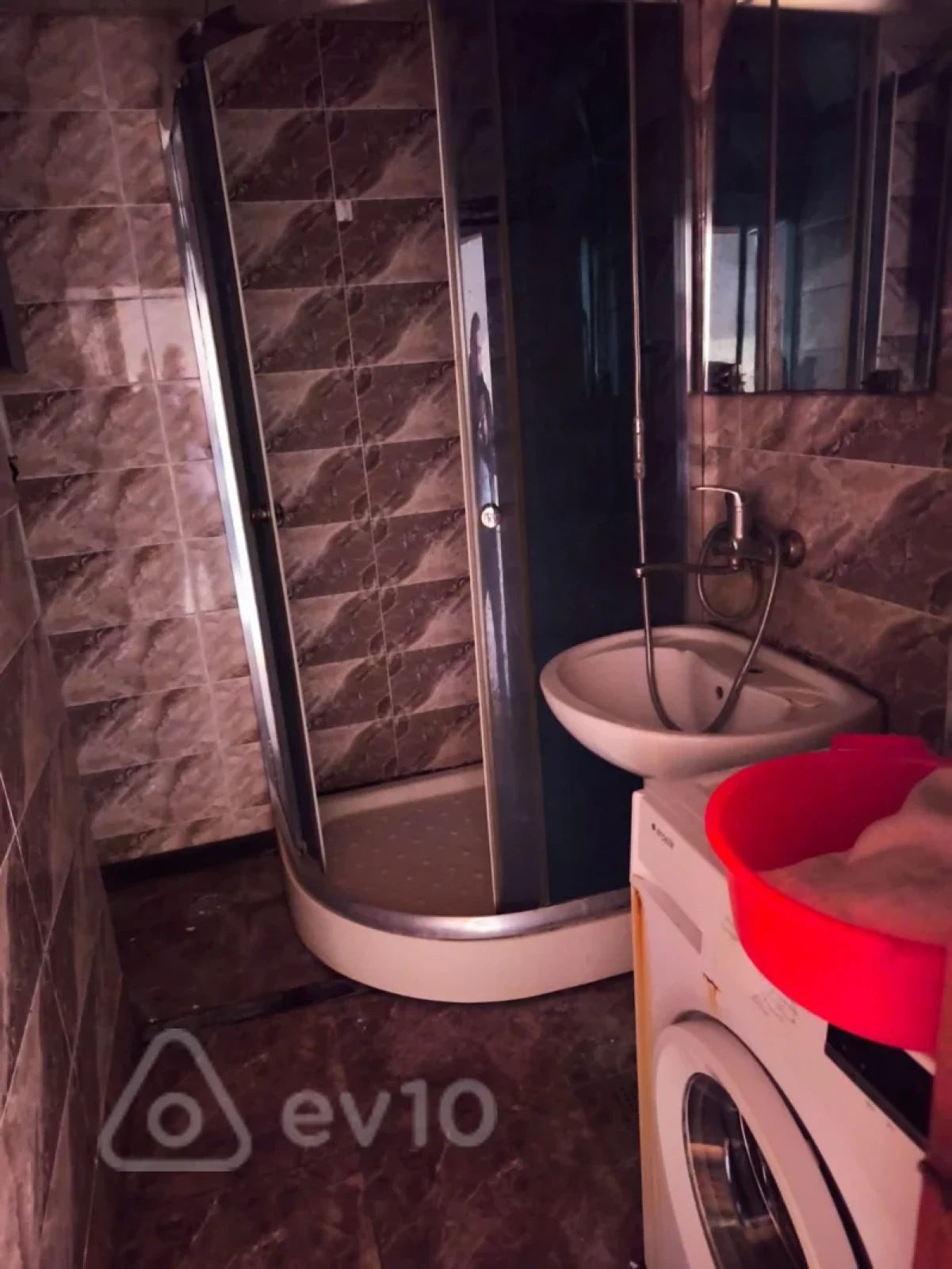 Kirayə verilir 2 otaqlı köhnə tikili 60 m²