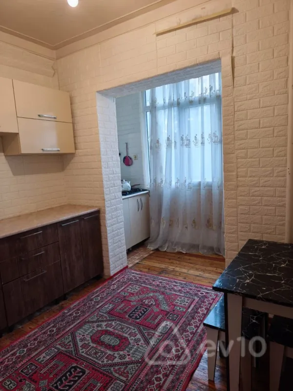 Kirayə verilir 2 otaqlı köhnə tikili 60 m²