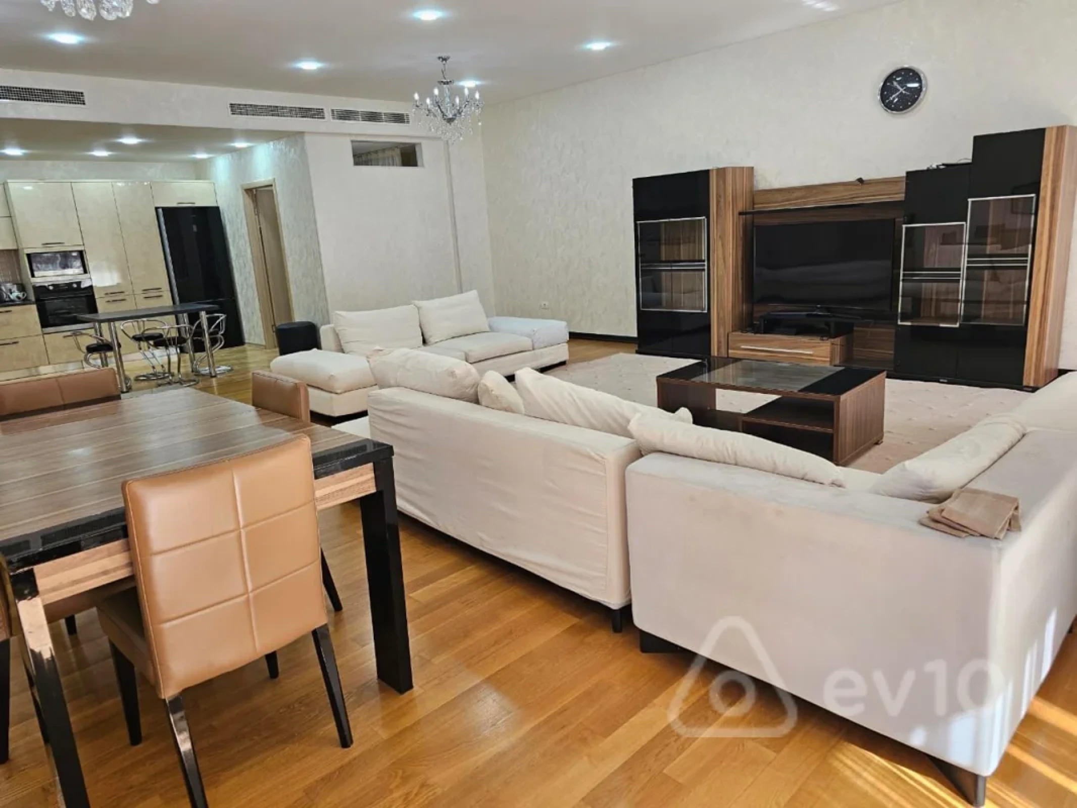 Kirayə verilir 4 otaqlı yeni tikili 200 m²