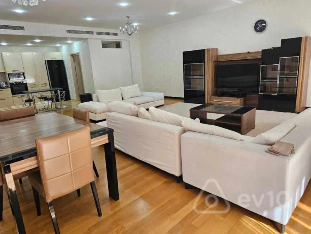 Kirayə verilir 4 otaqlı yeni tikili 200 m²