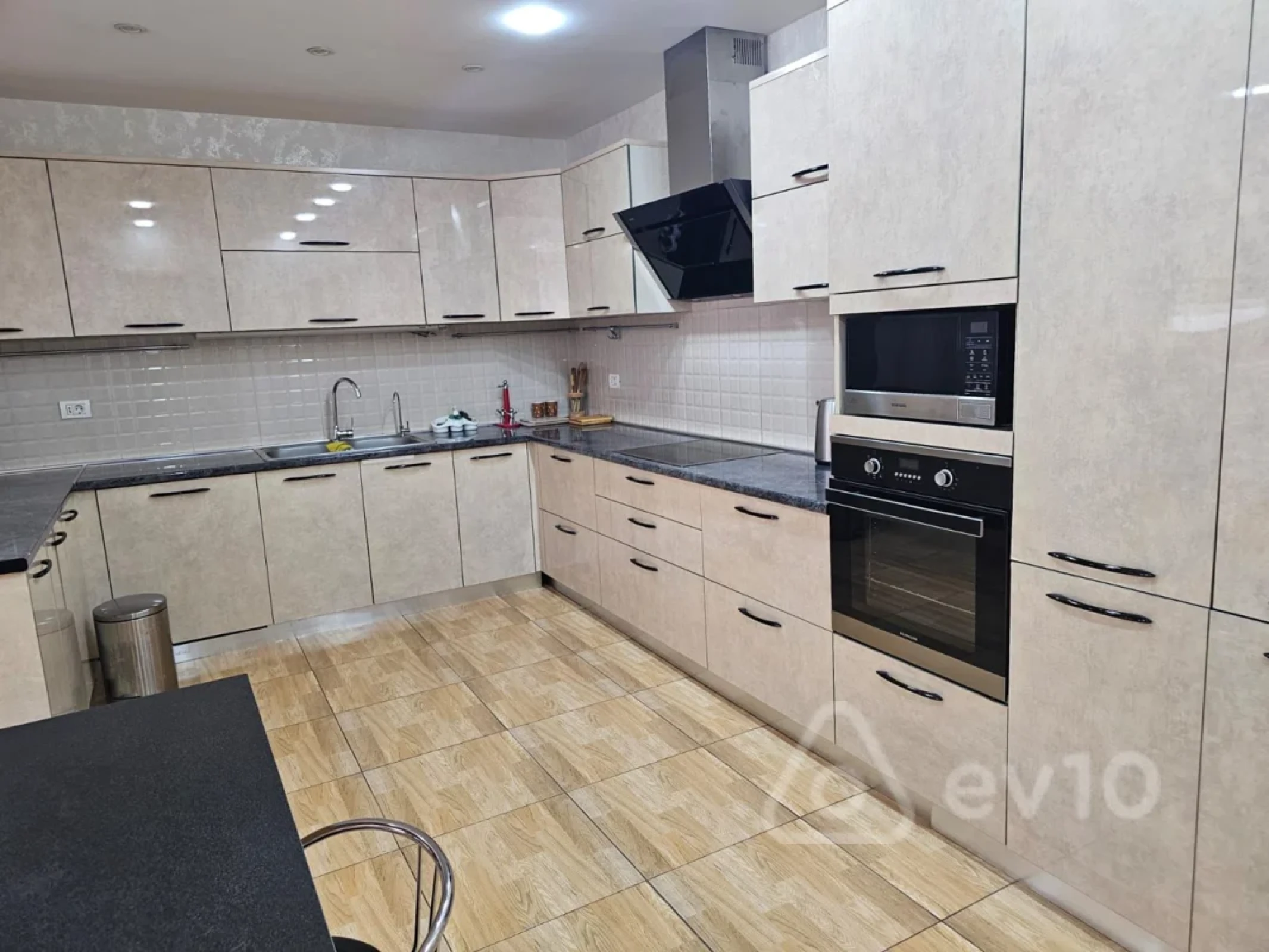 Kirayə verilir 4 otaqlı yeni tikili 200 m²