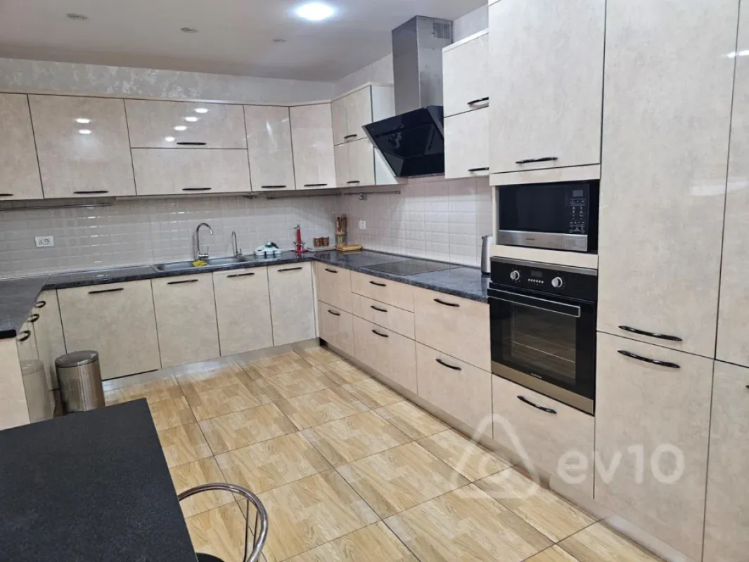 Kirayə verilir 4 otaqlı yeni tikili 200 m²