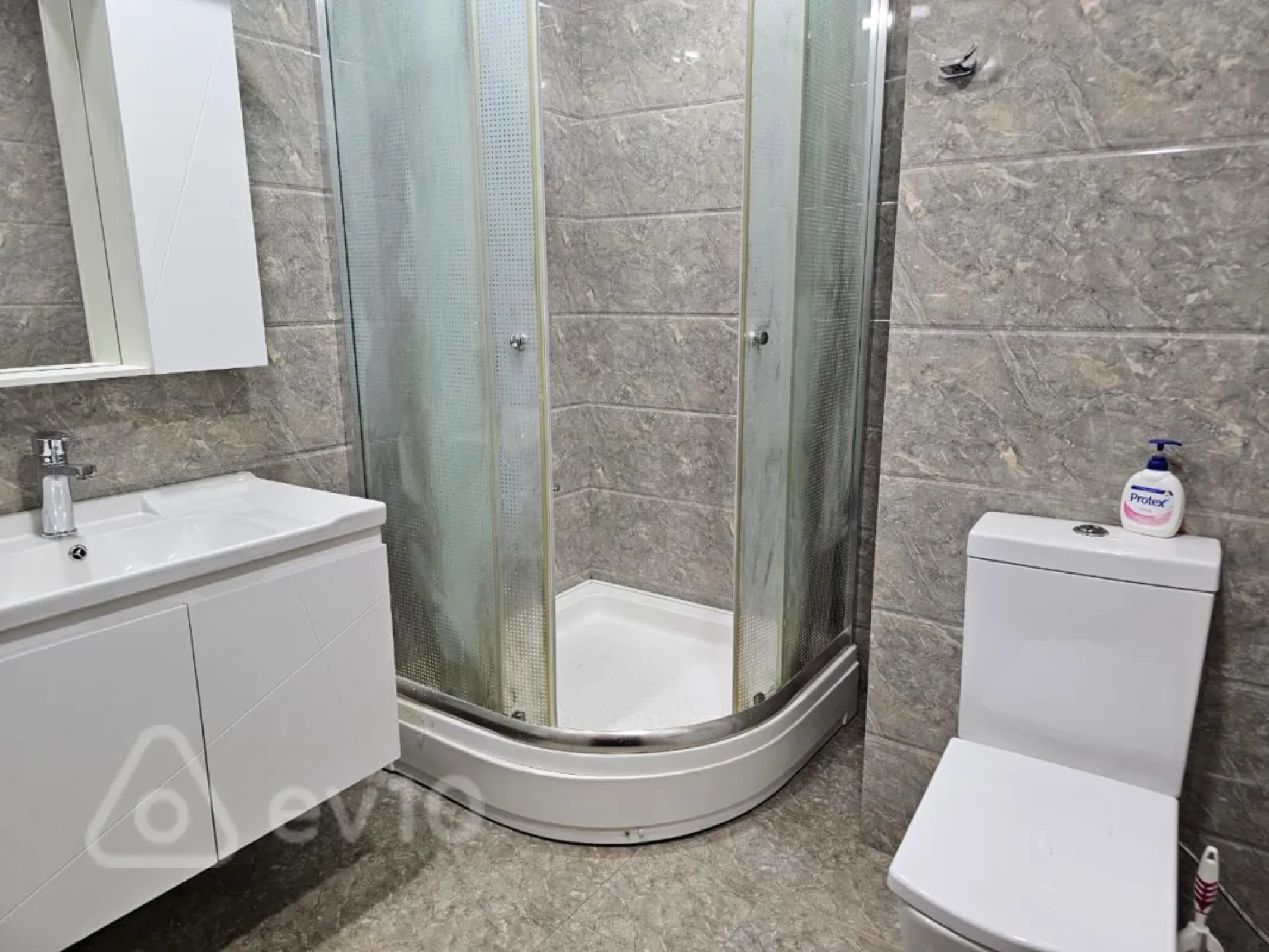 Kirayə verilir 4 otaqlı yeni tikili 200 m²