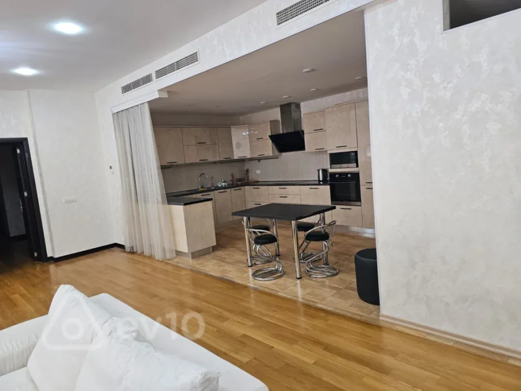 Kirayə verilir 4 otaqlı yeni tikili 200 m²