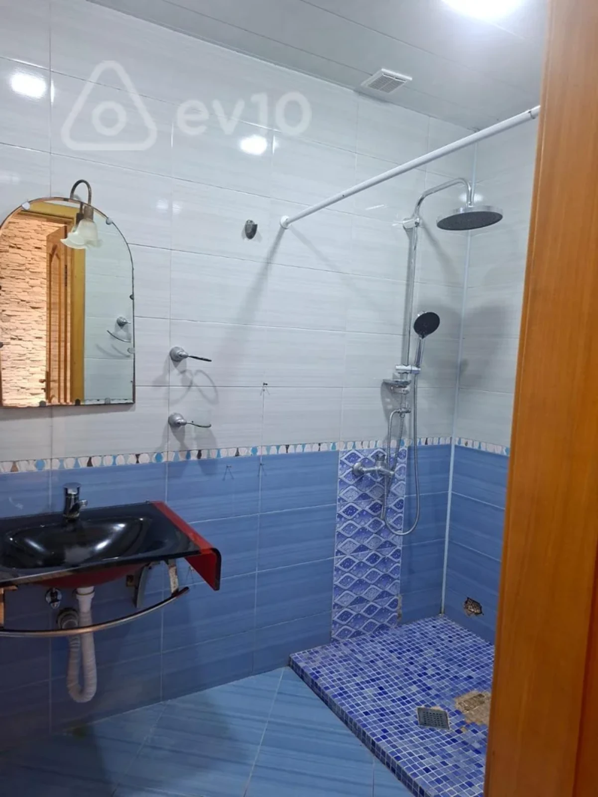 Kirayə verilir 4 otaqlı köhnə tikili 110 m²