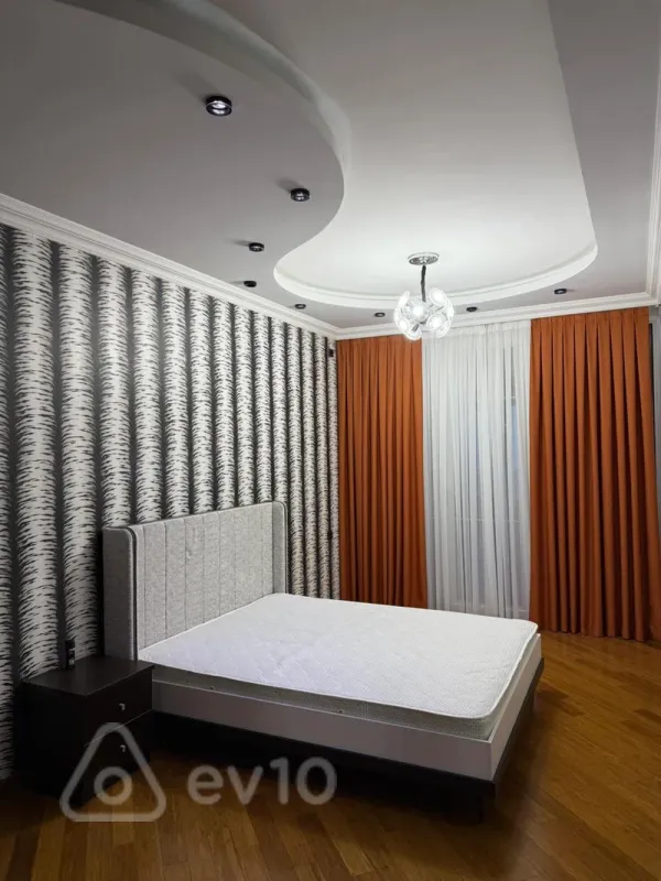 Kirayə verilir 3 otaqlı yeni tikili 180 m²