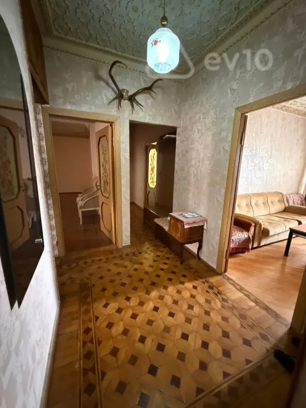 Satılır 4 otaqlı köhnə tikili 100 m²