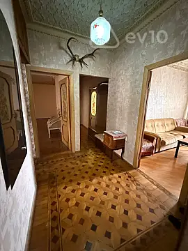 Satılır 4 otaqlı köhnə tikili 100 m²