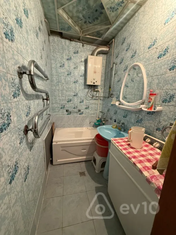 Satılır 4 otaqlı köhnə tikili 100 m²