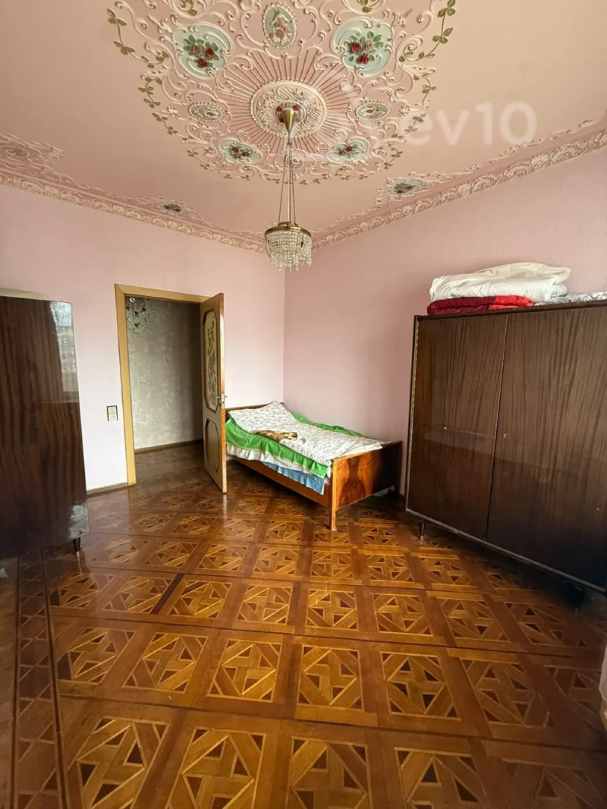 Satılır 4 otaqlı köhnə tikili 100 m²