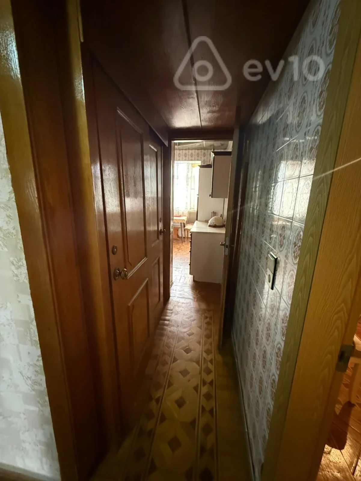 Satılır 4 otaqlı köhnə tikili 100 m²