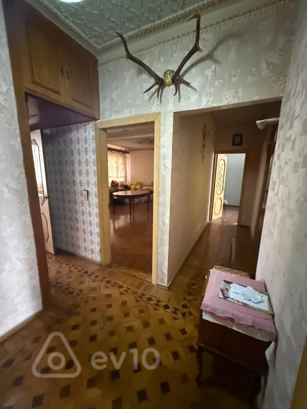 Satılır 4 otaqlı köhnə tikili 100 m²