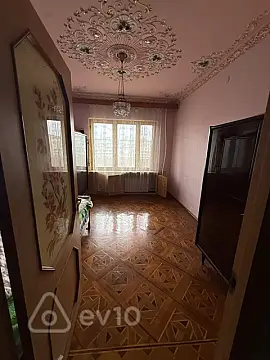 Satılır 4 otaqlı köhnə tikili 100 m²