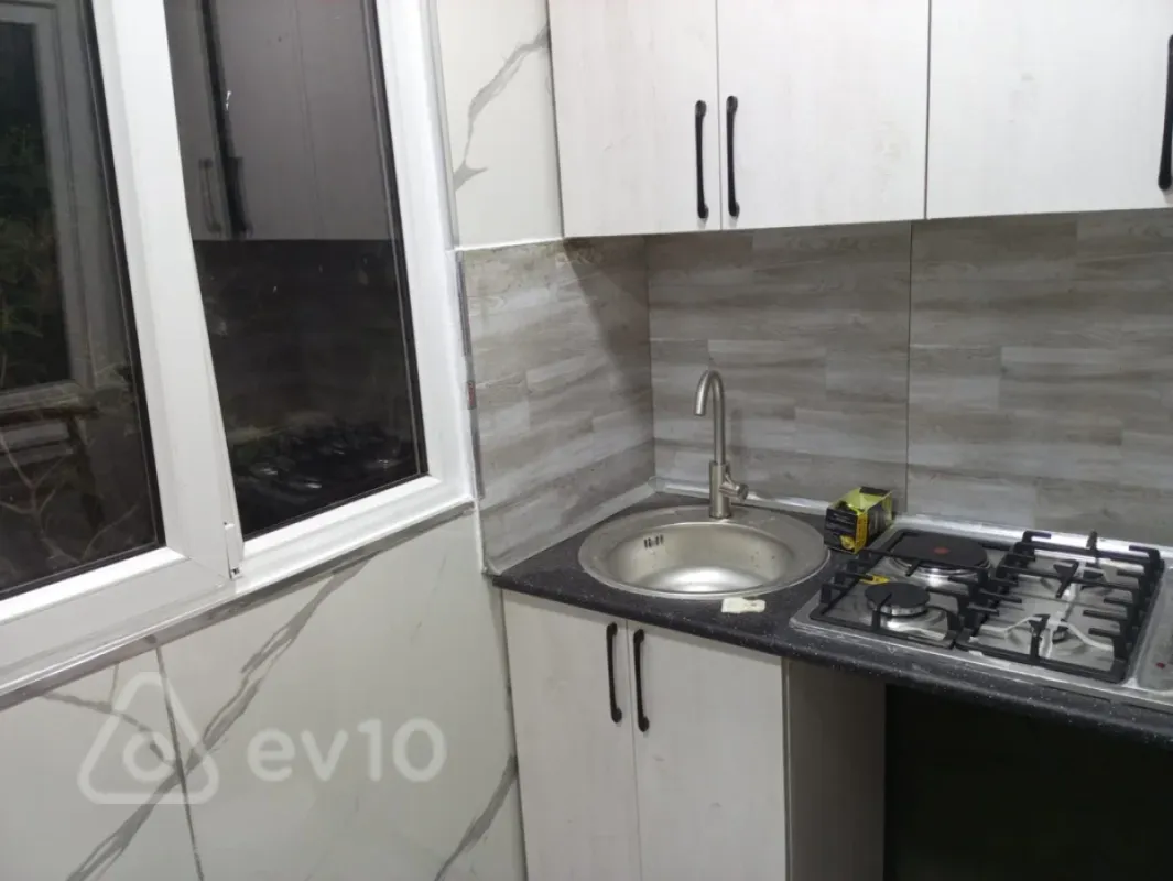 Kirayə verilir 3 otaqlı köhnə tikili 70 m²