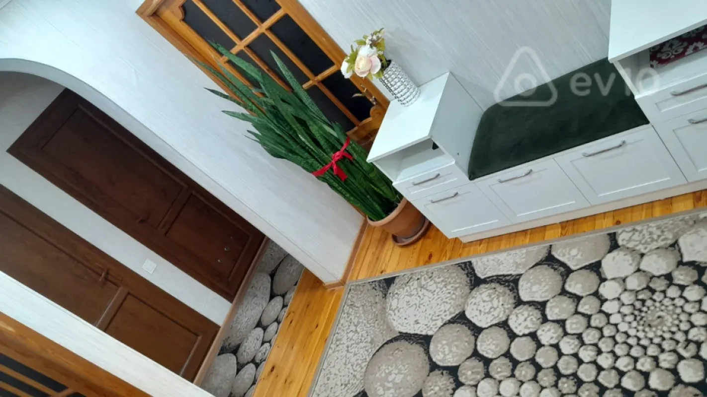 Kirayə verilir 2 otaqlı köhnə tikili 55 m²