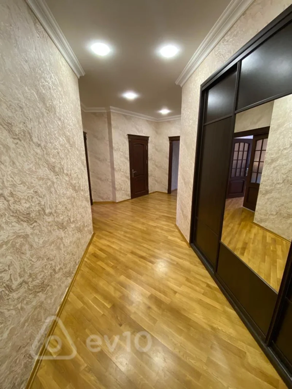 Kirayə verilir 3 otaqlı yeni tikili 161 m²