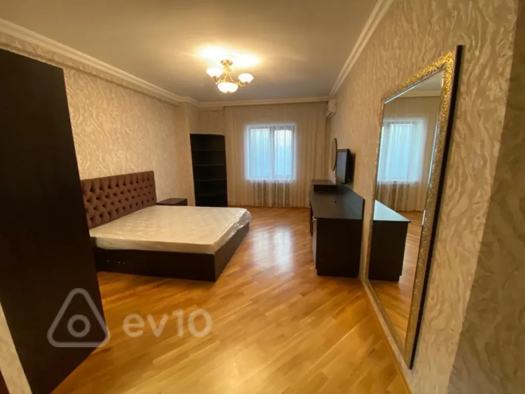 Kirayə verilir 3 otaqlı yeni tikili 161 m²