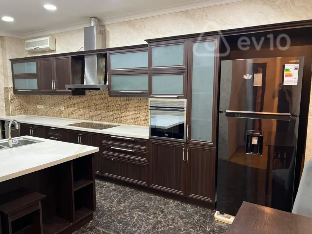 Kirayə verilir 3 otaqlı yeni tikili 161 m²