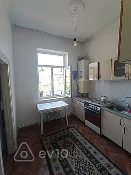 Kirayə verilir 4 otaqlı köhnə tikili 90 m²