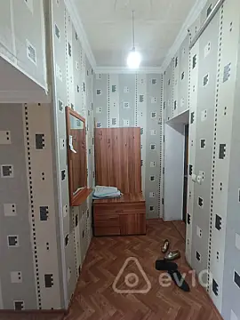 Kirayə verilir 4 otaqlı köhnə tikili 90 m²