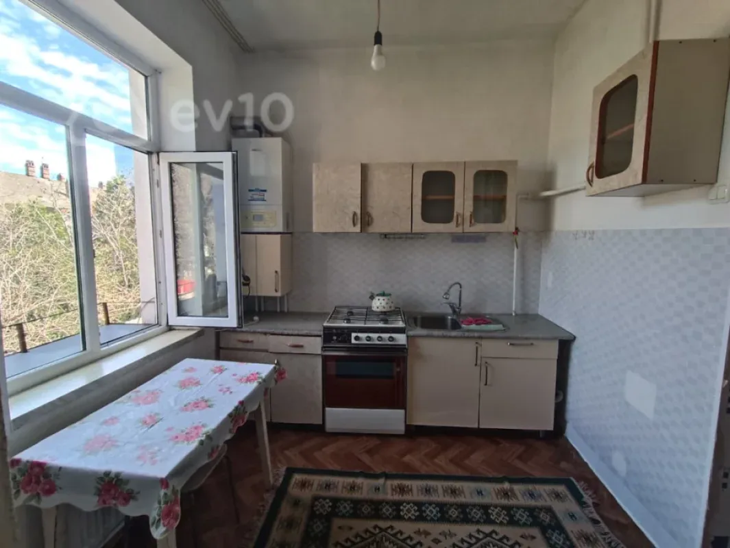 Kirayə verilir 4 otaqlı köhnə tikili 90 m²