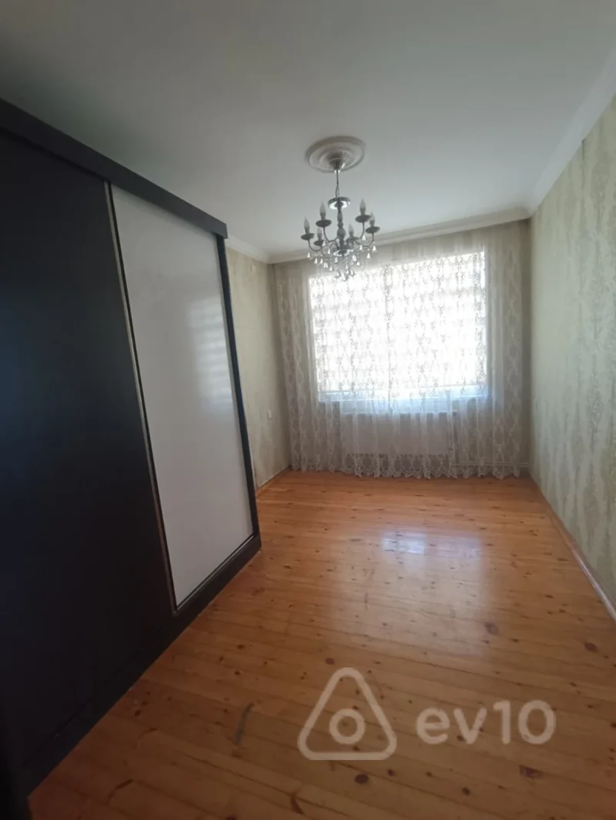 Kirayə verilir 4 otaqlı köhnə tikili 90 m²