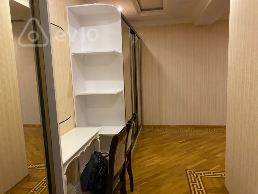 Kirayə verilir 3 otaqlı yeni tikili 135 m²