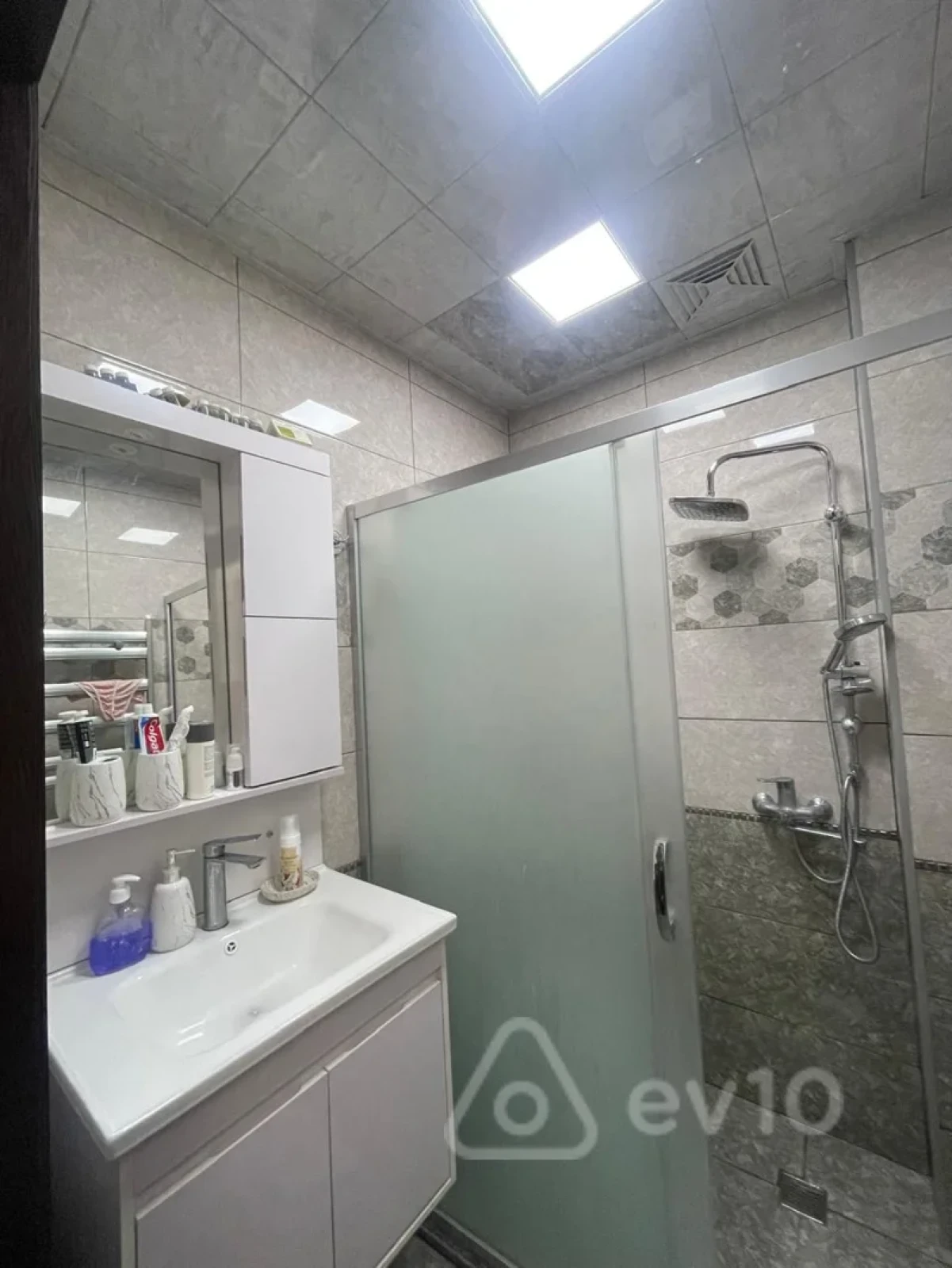 Kirayə verilir 3 otaqlı yeni tikili 75 m²