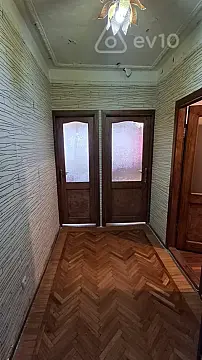 Satılır 2 otaqlı köhnə tikili 65 m²