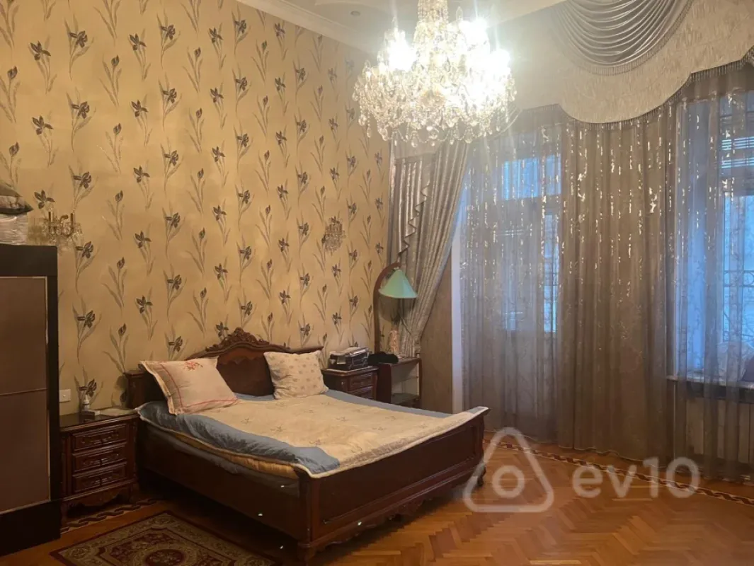 Satılır 9 otaqlı köhnə tikili 350 m²