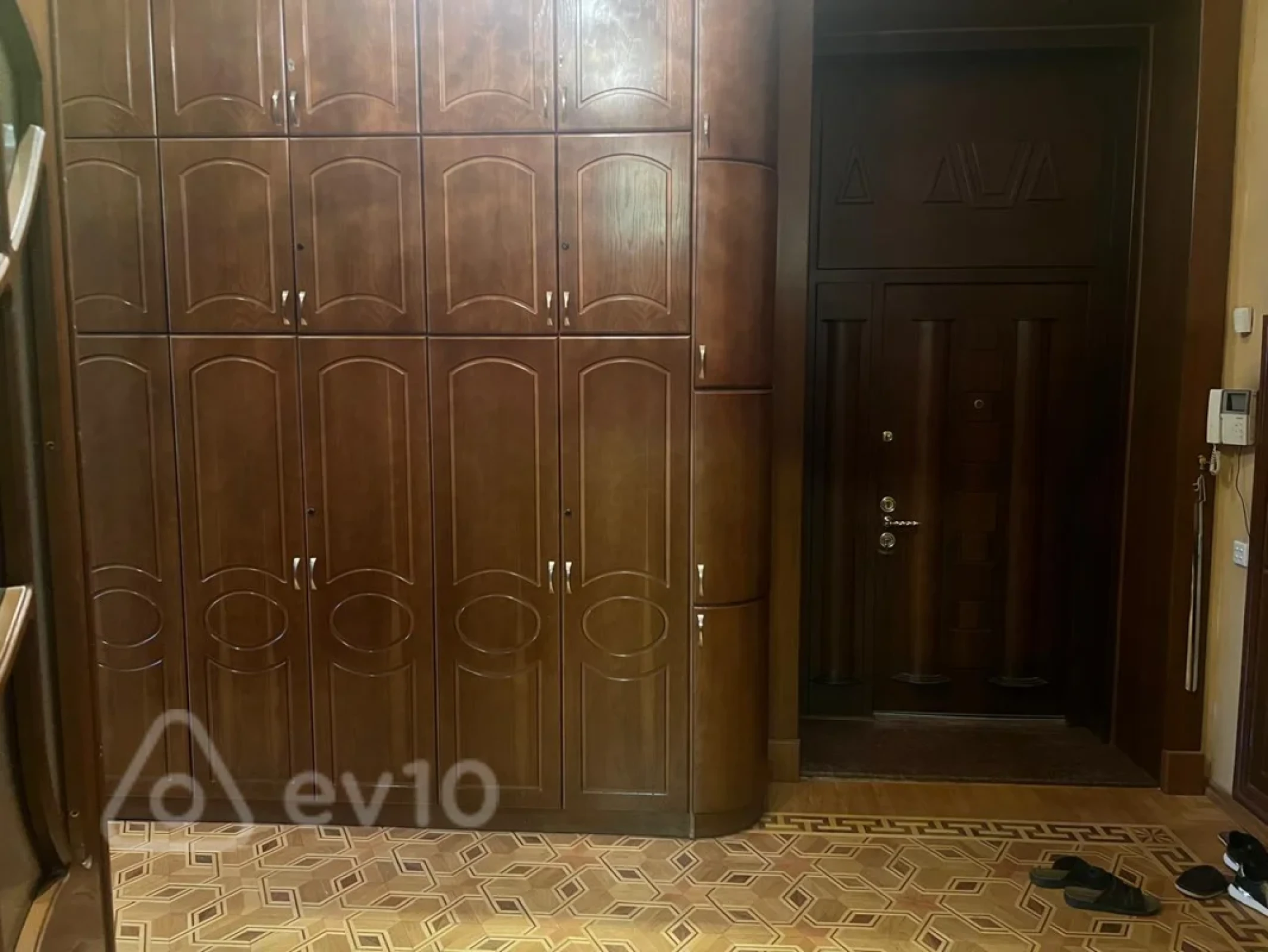 Satılır 9 otaqlı köhnə tikili 350 m²