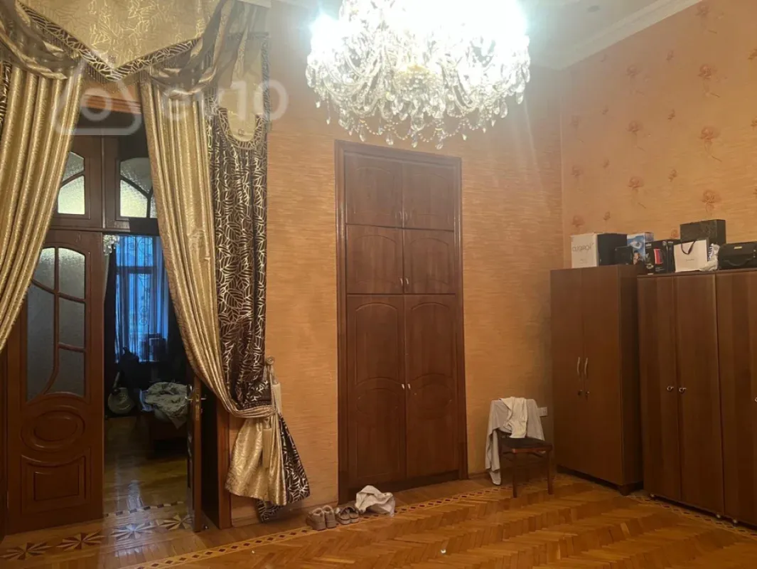 Satılır 9 otaqlı köhnə tikili 350 m²