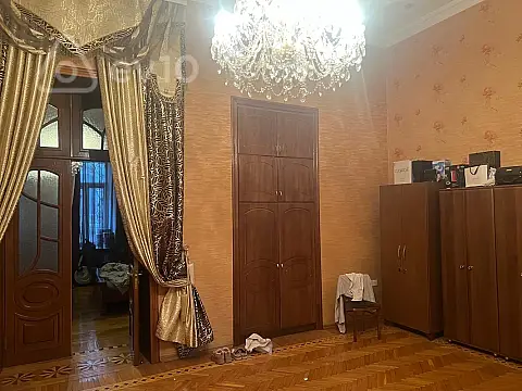 Satılır 9 otaqlı köhnə tikili 350 m²