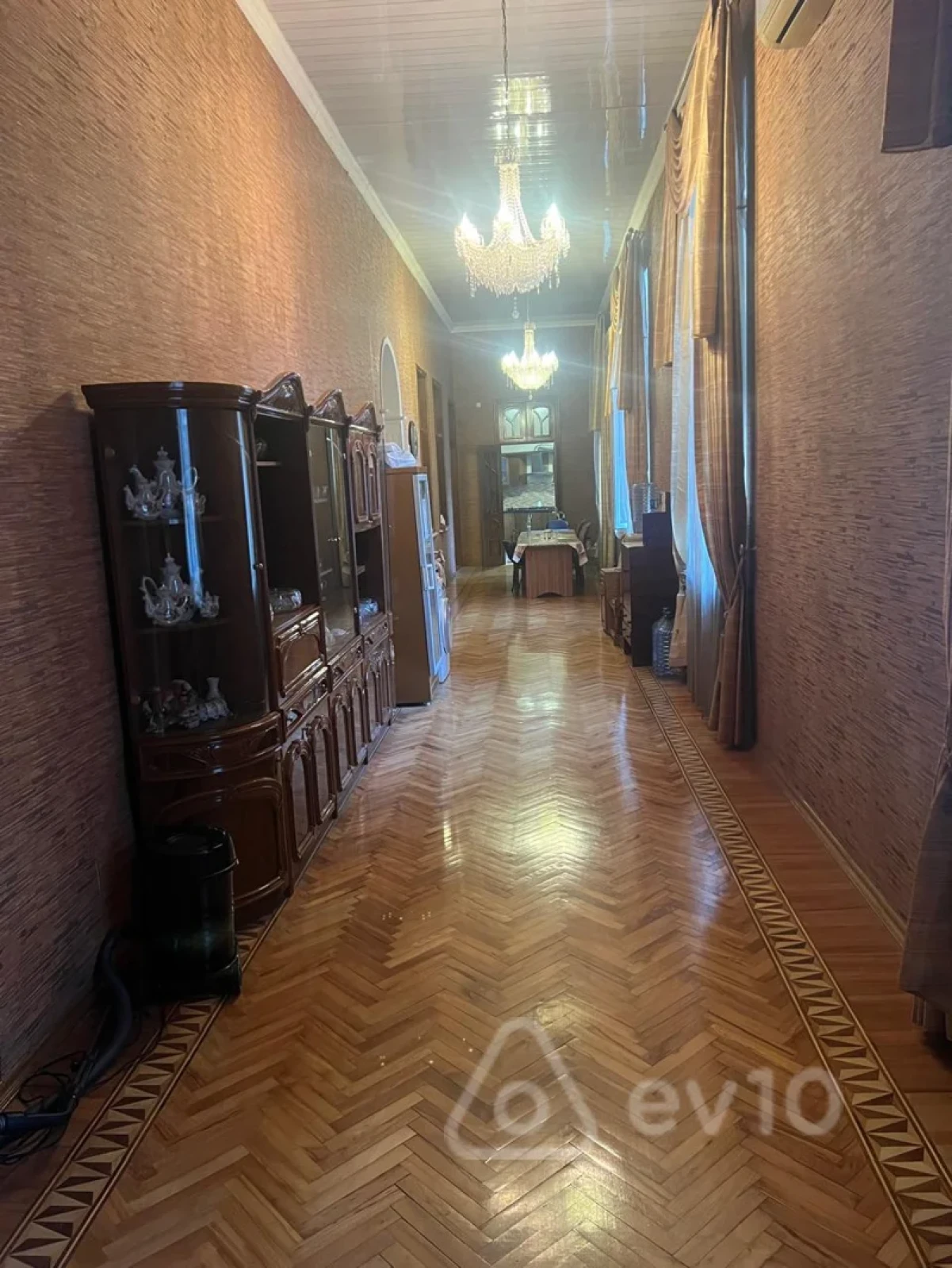 Satılır 9 otaqlı köhnə tikili 350 m²