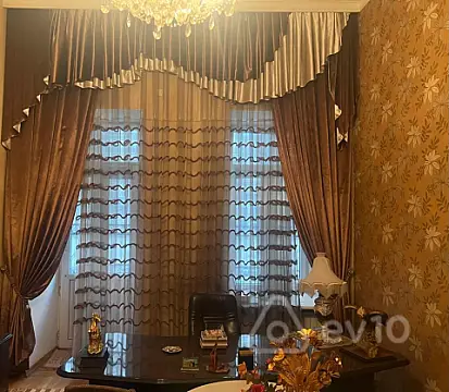 Satılır 9 otaqlı köhnə tikili 350 m²