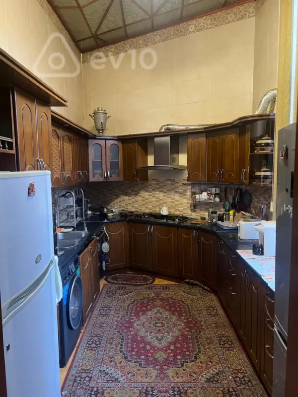Satılır 9 otaqlı köhnə tikili 350 m²