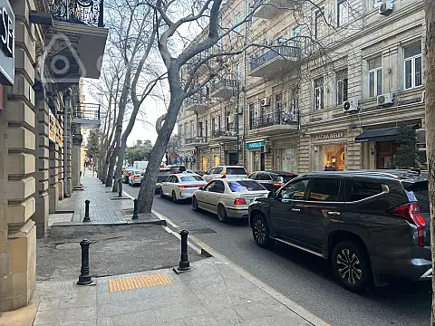 Satılır 9 otaqlı köhnə tikili 350 m²