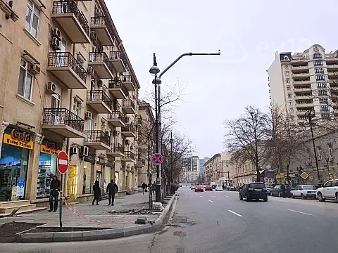 Kirayə verilir 2 otaqlı köhnə tikili 65 m²