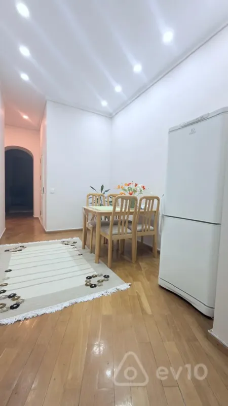 Kirayə verilir 2 otaqlı köhnə tikili 65 m²