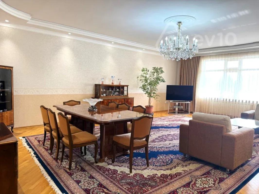 Kirayə verilir 4 otaqlı yeni tikili 200 m²