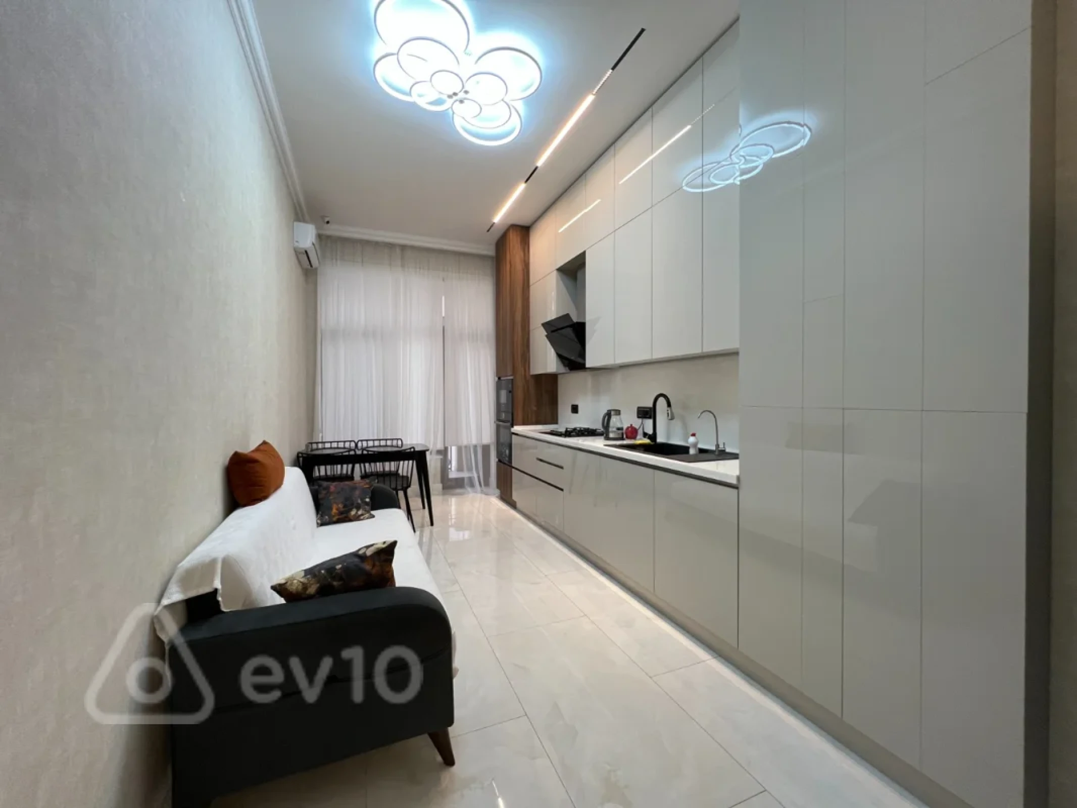 Kirayə verilir 3 otaqlı yeni tikili 170 m²