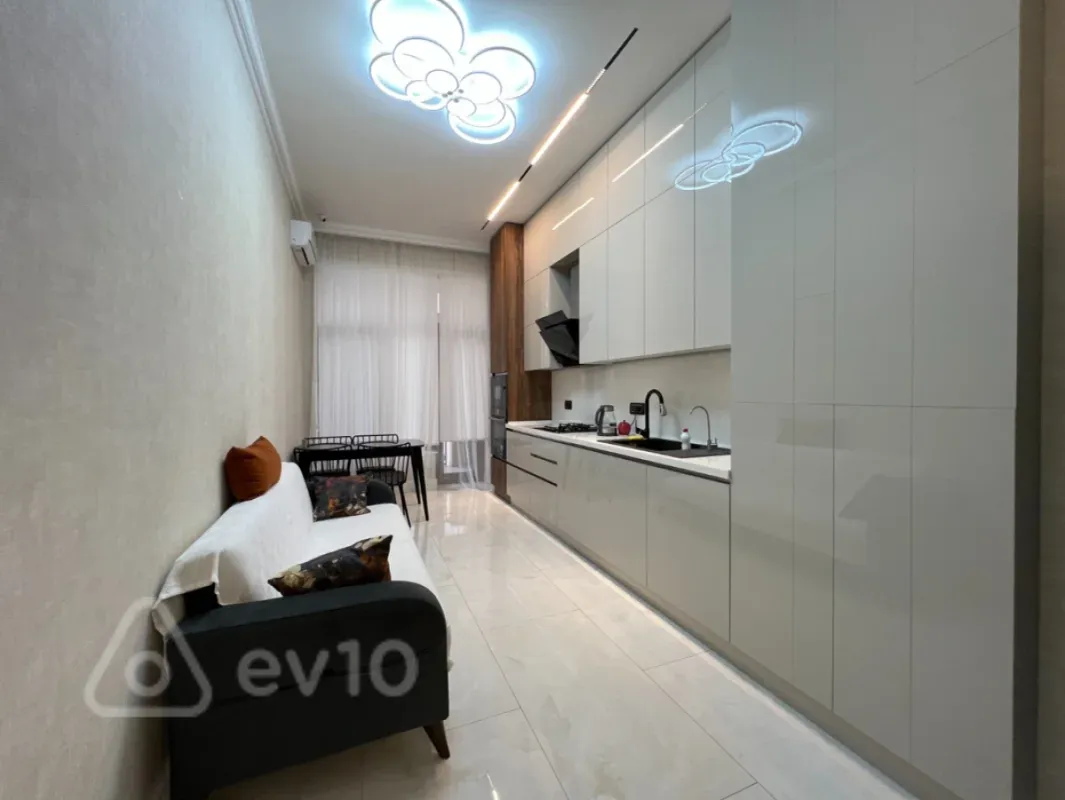 Kirayə verilir 3 otaqlı yeni tikili 170 m²