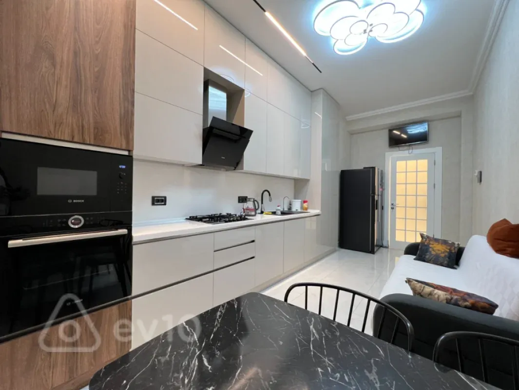 Kirayə verilir 3 otaqlı yeni tikili 170 m²