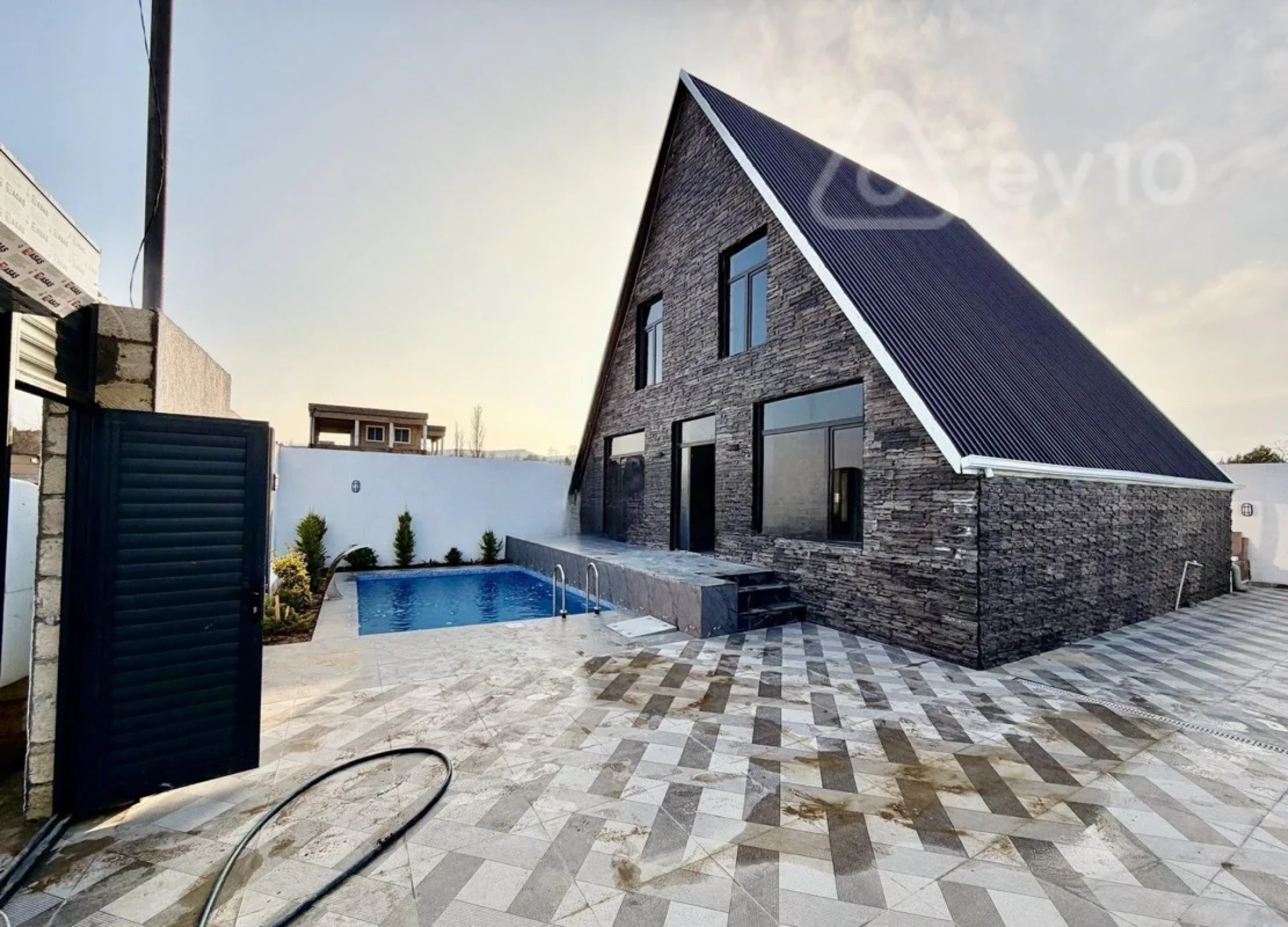 Satılır 5 otaqlı həyət evi 132 m²